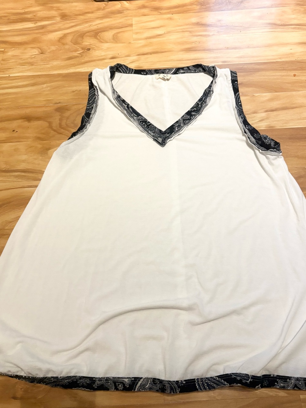 POL Like New Sleeveless White V-Neck Tank with Navy Paisley Trim